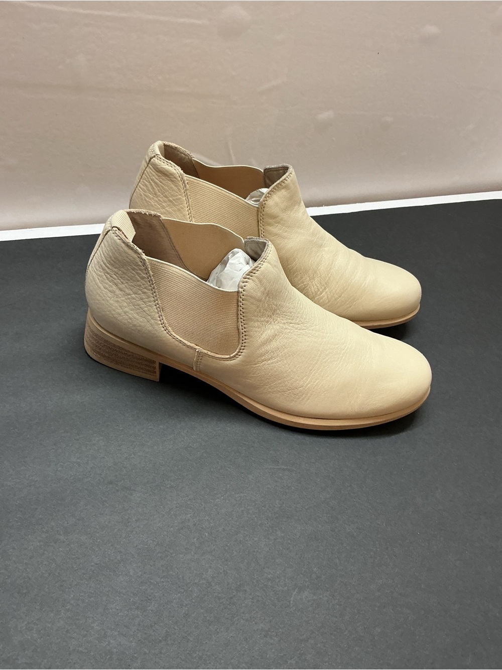 Munro Cream Leather Ankle Booties
